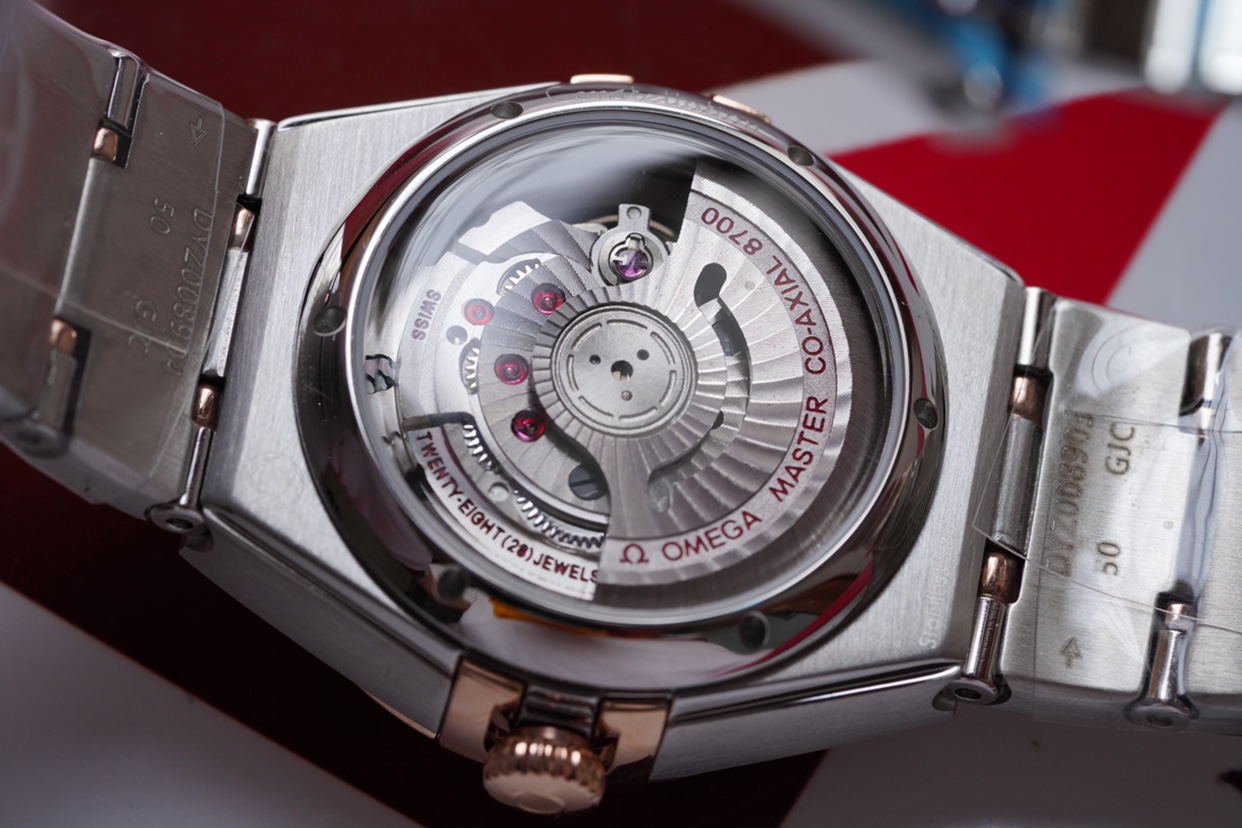 搭配锅盖底玻璃看上去更薄;升级版8700机芯甲板搭载与正品一致的避震