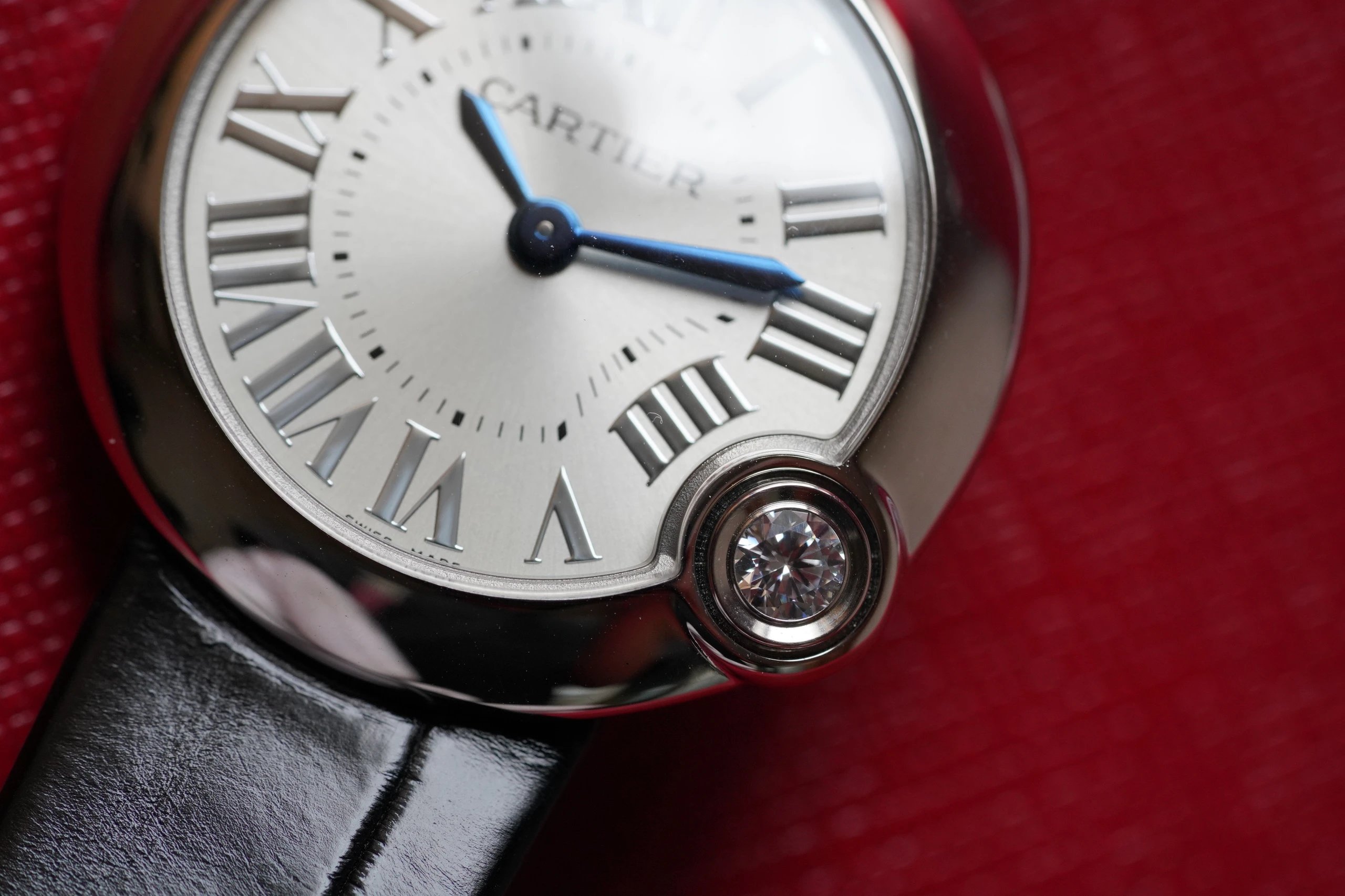 v6厂一比一复刻卡地亚白气球皮带女士石英手表白面